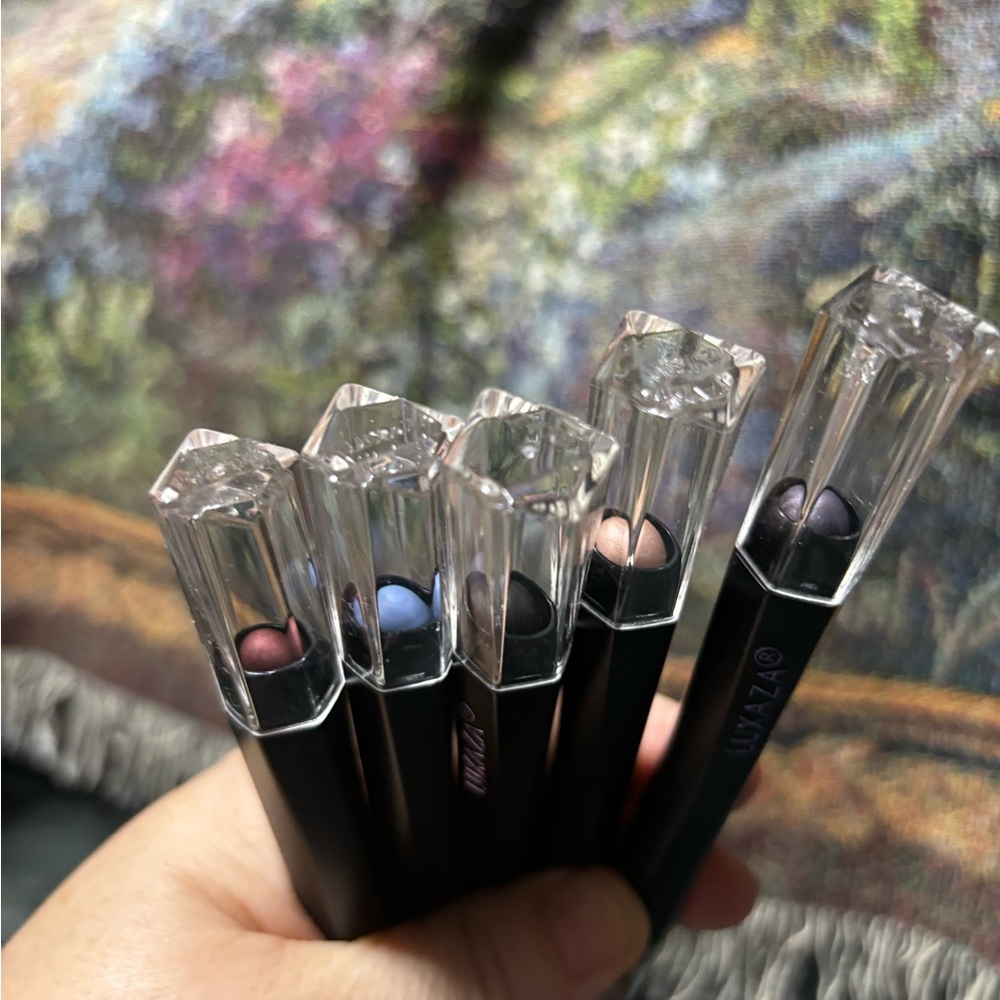 Luxaza Eyeshadow Sticks 90 in total